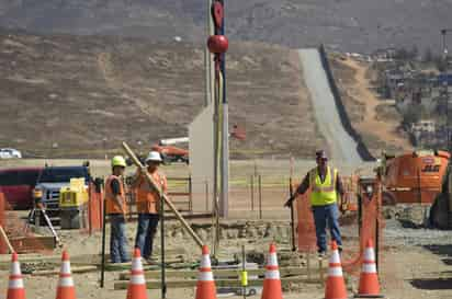 Trump informó haber recibido un fallo a favor para construir 'una de las secciones más grandes' de su prometido muro en la frontera con México. (ARCHIVO)