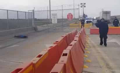 Testigos indicaron que el hombre entabló algunas palabras con los agentes que se encuentran justo a mitad del puente por donde diariamente circula sólo el transporte de carga.
(EL UNIVERSAL)