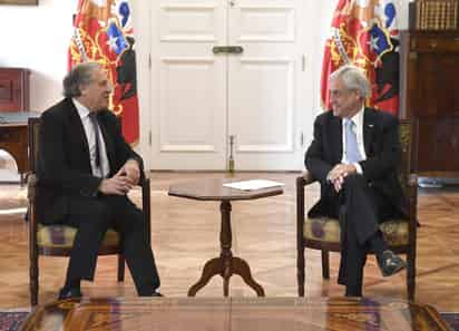 El secretario general de la Organización de Estados Americanos (OEA), Luis Almagro (i), alabó este jueves el trabajo del presidente Sebastián Piñera (d) en el control del orden público y el respeto a los derechos humanos. (EFE) 