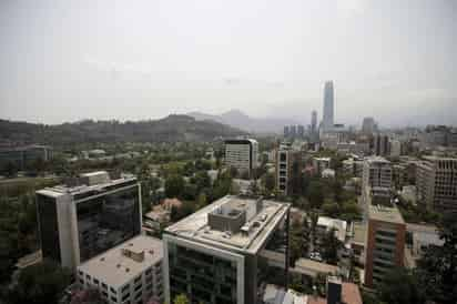 El humo que desde el lunes encapota el cielo de Santiago de Chile, procedente de los incendios forestales de Australia, permanecerá sobre la capital chilena mientras continúe el desastre. (ARCHIVO) 