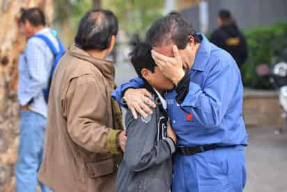 Terror. Torreón se convirtió en foco internacional luego de conocer la dolorosa noticia de un pequeño de once años que ingresara con dos pistolas a su colegio y disparara contra alumnos y maestros; el saldo es una maestra y el menor muertos, más seis heridos. (ERNESTO RAMÍREZ)