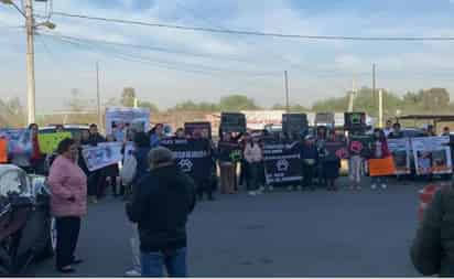 Afuera de los juzgados de control de Nezahualcóyotl activistas en defensa de animales y feministas exigen al juez que les permita ingresar a la sala para presenciar la audiencia, pues Carmen Zamora, una de las representantes de la Colectiva Feminista, señaló que les impidieron el acceso a los juzgados.
(EL UNIVERSAL)