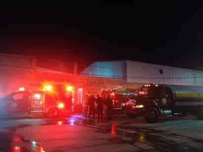 
Varios elementos de Bomberos se trasladaron al lugar y controlaron el siniestro, ya que la empresa también había activado su protocolo de seguridad. (EL SIGLO DE TORREÓN)