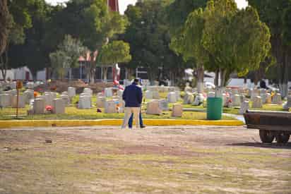 La familia depositó los restos de José Ángel en el camposanto con una íntima ceremonia. (ERNESTO RAMÍREZ)
