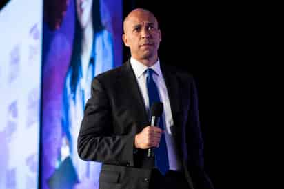  Cory Booker abandonó el lunes su postulación a la candidatura presidencial del Partido Demócrata, poniendo fin a una campaña cuyo mensaje de reconciliación no atrajo mucho apoyo en tiempos de gran ansiedad y polarización política. (ARCHIVO)