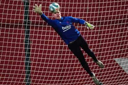 Ter Stegen publicó una foto en su cuenta de Twitter, la cual acompañó con la frase 'muy contento de estar en el campo otra vez'. (ARCHIVO)