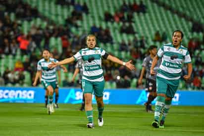 Cinthya Peraza celebra, luego de marcar de penal el tanto del empate a dos entre las Guerreras y las Centellas del Necaxa. (Fotografías de Ernesto Ramírez Camacho)