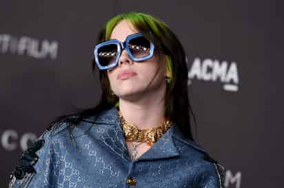 Para cine. Billie Eilish cantará y compondrá el tema central de la película James Bond, la cantante se dijo en shock por hacerlo. (AP)