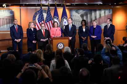 Pelosi presentó a los siete fiscales encargados del proceso en el Congreso para el juicio político al mandatario Donald Trump. (AP)