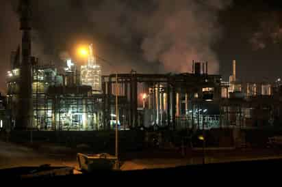 La explosión e incendio en una industria química este martes en la región española de Cataluña causó tres muertos y siete heridos. (ARCHIVO) 