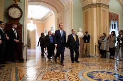 El Senado inició el jueves formalmente el juicio político al presidente Donald Trump con una lectura pública de las acusaciones en su contra y la presencia del presidente de la Corte Suprema John Roberts. (EFE) 