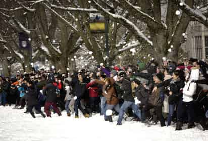 La caída de nieve excesiva tuvo que posponer este evento anual universitario. (INTERNET)