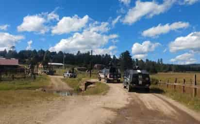 La madrugada de este viernes, habitantes de la comunidad de Las Pomas, en el municipio de Madera, denunciaron el ataque de civiles armados que incendiaron viviendas y vehículos, por lo que esta mañana se desplegó un operativo con más de 100 efectivos estatales y federales. (ESPECIAL)