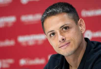 'Chicharito' hace su traslado desde el viejo continente en busca de aumentar las posibilidades de volver a ser un referente para la Selección.  (ARCHIVO)
