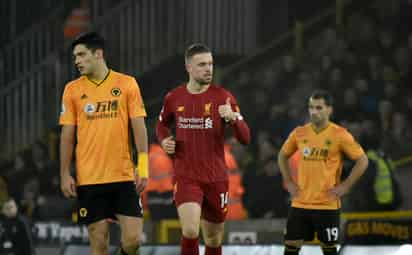 El mexicano, Raúl Jiménez, contribuyó con una anotación en el duelo entre Wolverhampton vs Liverpool. (AP)