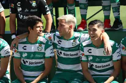 Tras celebrar su práctica matutina en las canchas de entrenamiento del TSM, los elementos del primer equipo, aparecieron con su uniforme de juego para tomarse la fotografía. (CORTESÍA)