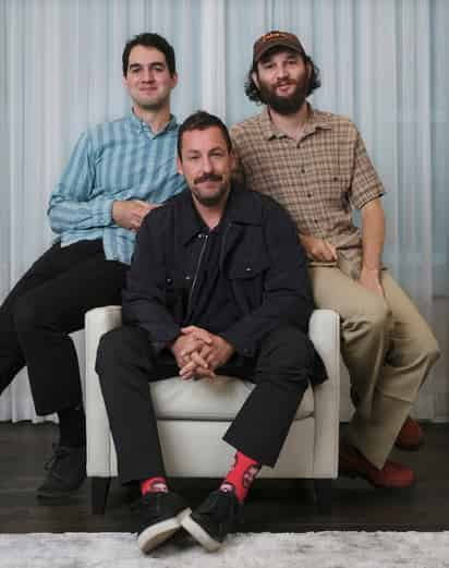 Equipo. Josh y Benny Safdie, junto al actor de 53 años, gozaron de la experiencia que fue filmar juntos en Nueva York.