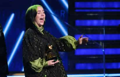 Joven. Con solo 18 años de edad, Billie se convirtió en una de las artistas más jóvenes en llevarse a casa los cuatro  galardones. (AP)