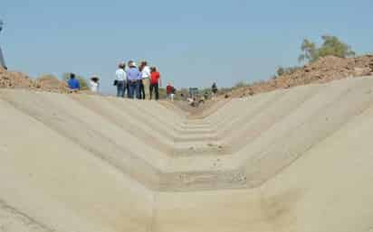 Se trabaja en modernizar el traslado de agua a parcelas en sistema de riego dentro del distrito 0 53. (EL SIGLO DE TORREÓN) 