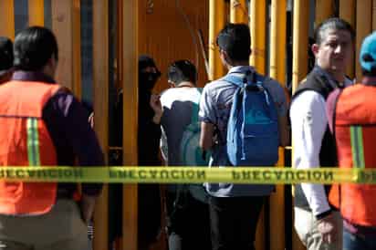 Padres de familia y estudiantes han colocado carteles con las frases '¡Fuera paristas!', 'Respeten los votos y a la comunidad', 'La prepa ya votó, el paro se terminó', y 'Liberen la preparatoria'. (AGENCIAS)