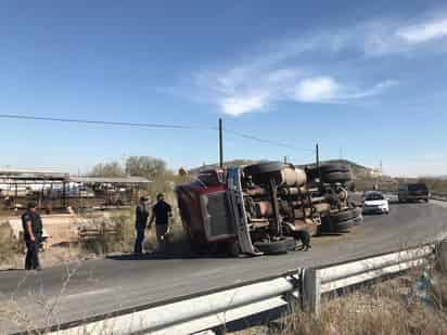 El tráiler cargado con pacas terminó volcado sobre su costado derecho en la carretera a La Borrega. (EL SIGLO DE TORREÓN)