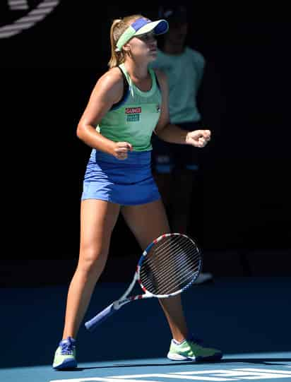 Sofia Kenin dio la gran campanada al derrotar ayer 7-6, 7-5 a la primera clasificada Ashleigh Barty, y avanzar a la gran final. (AP)