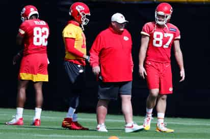 El mariscal de los Jefes, Patrick Mahomes (i), el coach Andy Reid y el ala cerrada Travis Kelce, durante una práctica de los Jefes. (AP)