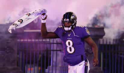 Para la asociación de periodistas que votan, el quarterback de los Ravens, Lamar Jackson fue el Jugador Más Valioso. (ARCHIVO)
