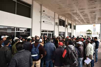 Decenas de campesinos y sus dirigentes se manifestaron a las afueras de las oficinas de la Comisión Nacional del Agua en esta ciudad. (EL SIGLO DE TORREÓN)