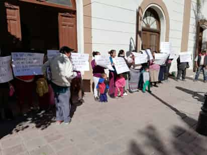 Un grupo de colonos de San Fernando y perredistas protestaron ayer en la presidencia de Lerdo. (EL SIGLO DE TORREÓN) 