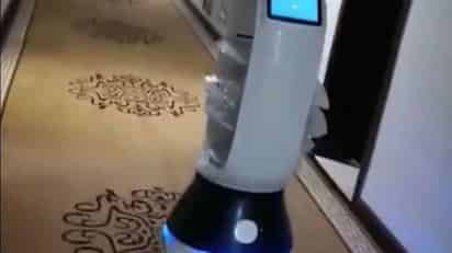 Los robots podrían ser claves para tratar pacientes con enfermedades altamente contagiosas. En la foto, un robot que lleva comida a personas con el coronavirus. (ESPECIAL) 