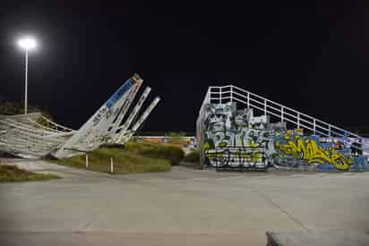 La estructura que daba sombra en las gradas del inmueble, cedió ante la fuerza del viento registrado el pasado miércoles. (ERNESTO RAMÍREZ)