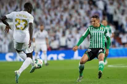 El mediocampista mexicano se lesionó durante el duelo de Liga entre los beticos y el Getafe. (ARCHIVO)