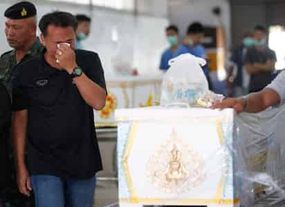 Tailandia estaba de luto el domingo después del peor tiroteo en el país donde murieron una madre que conducía su automóvil con su hijo sentado a un lado, un estudiante de 13 años que iba en motocicleta a su hogar y dos docenas de personas más. (EFE)