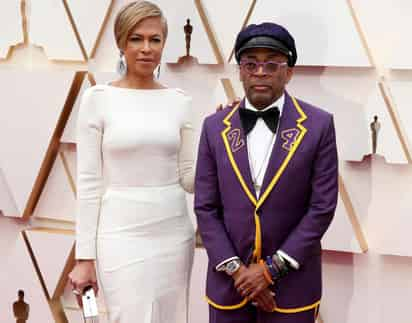 El realizador de cintas como 'Malcolm X' y 'BlacKkKlansman' portó un traje morado que contaba con un 24, esto en memoria del jugador de los Lakers. (EFE)
