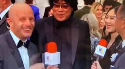 Aunque el director no se mostró enojado al respecto, los usuarios de Twitter consideraron una falta de respeto e incluso un tanto racista su manera de abordar al director, considerado uno de los más prestigiosos actualmente. (CAPTURA VIDEO)
