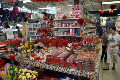 Otra cosa que llamó a evitar son las envolturas de plástico; por ejemplo los muñecos de peluche y flores entre otros van envueltos en bolsas de plástico que resultan innecesarias, pero también el papel decorativo o celofán. (ARCHIVO)