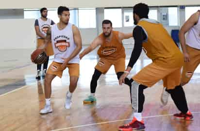 El equipo Naranja ha trabajado a doble sesión en el auditorio municipal, corrigiendos sus errores. (ARCHIVO) 