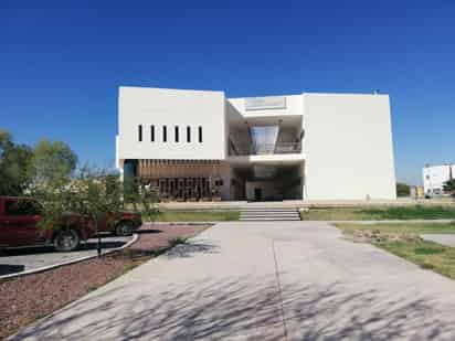 El ambiente en Ciudad Universitaria en donde se encuentra la escuela de Arquitectura es de tranquilidad aunque luce baja la asistencia. (GUADALUPE MIRANDA)