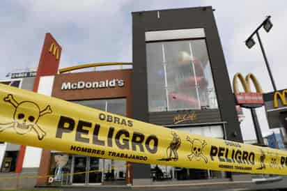 Casi dos meses después de la trágica muerte por electrocución de dos jóvenes empleados de un McDonald's de Lima, Perú ordenó establecer un seguro de vida obligatorio para todos los trabajadores. (ARCHIVO) 
