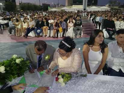 Desde muy temprano, en la explanada de la Plaza Mayor se instalaron previamente un total de 140 mesas y más de mil 700 sillas. (EL SIGLO DE TORREÓN)