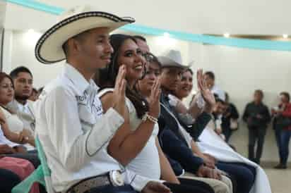 Mucha alegría se vivió en las Bodas Comunitarias, donde convivieron autoridades y los novios. (CORTESÍA) 