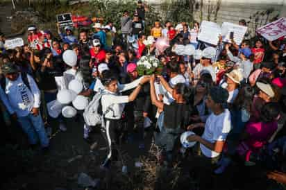 Eran no más de 20 jóvenes que sorprendieron a todos los asistentes, pues llegaron marchando. (AGENCIAS)