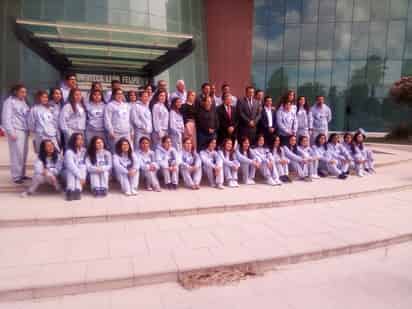 Atletas y autoridades universitarias se tomaron la fotografía del recuerdo, justo a la entrada de la Infoteca de Ciudad Universitaria. (ESPECIAL)