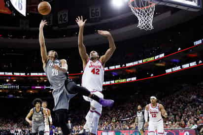 El dominicano Al Horford (42) bloquea un lanzamiento anoche. (AP)