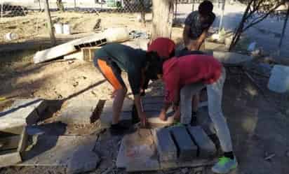 'Jóvenes Delfines' es un club integrado por alumnos de la secundaria que realizan actividades a favor del medio ambiente, entre las que se encuentra la construcción de un cuarto con bloques de material reciclado. (EL UNIVERSAL)
