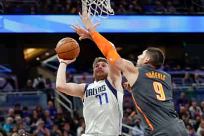 Luka Doncic anotó 33 puntos y bajó 10 rebotes en el triunfo de los Mavericks 122-106 frente al Magic de Orlando. (AP)