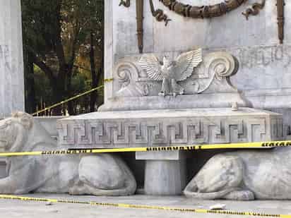 El monumento está hecho con mármol de Carrara y en total pesa 70 toneladas. Su construcción tomó solamente un mes y medio, y es uno de los lugares más emblemáticos del Centro Histórico. La obra fue inaugurada el 18 de septiembre de 1910. (ESPECIAL)