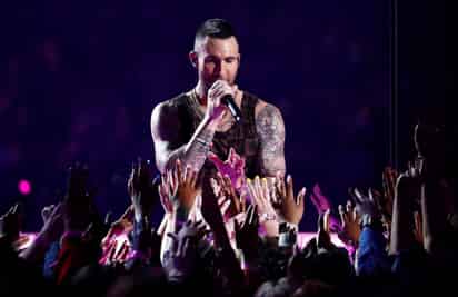 Adam Levine le rinde un pequeño homenaje al legendario jugador de la NBA Kobe Bryant durante su concierto en el Foro Sol de la Ciudad de México. (ARCHIVO)
