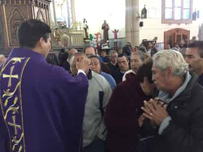 Al recibir la cruz en la frente, los sacerdotes que impusieron la ceniza a los fieles católicos recordaron la necesidad del perdón de Dios y repitieron las siguientes palabras: “Conviértete y cree en el Evangelio” y “Polvo eres y en polvo te convertirás”.
(EL SIGLO DE TORREÓN)